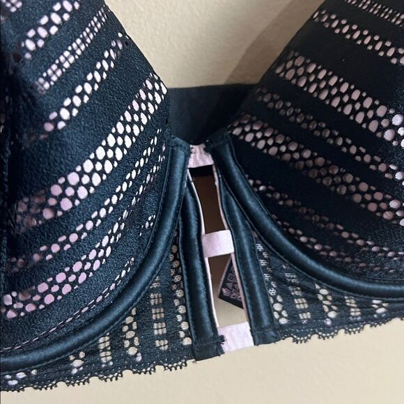 Victoria’s Secret Size 34DD Baby Pink with Black Overlay Lace Lined Plunge Bra - Picture 2 of 5